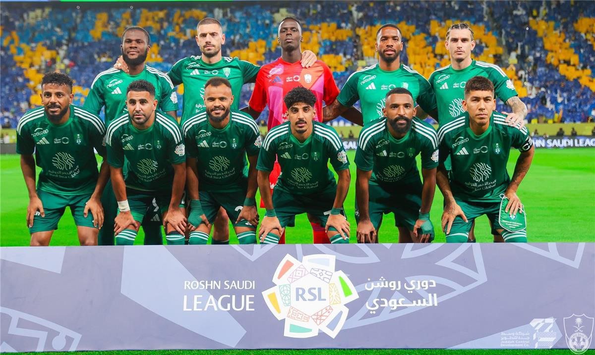 رياض محرز يقود هجوم الأهلي ضد ضمك في الدوري السعودي